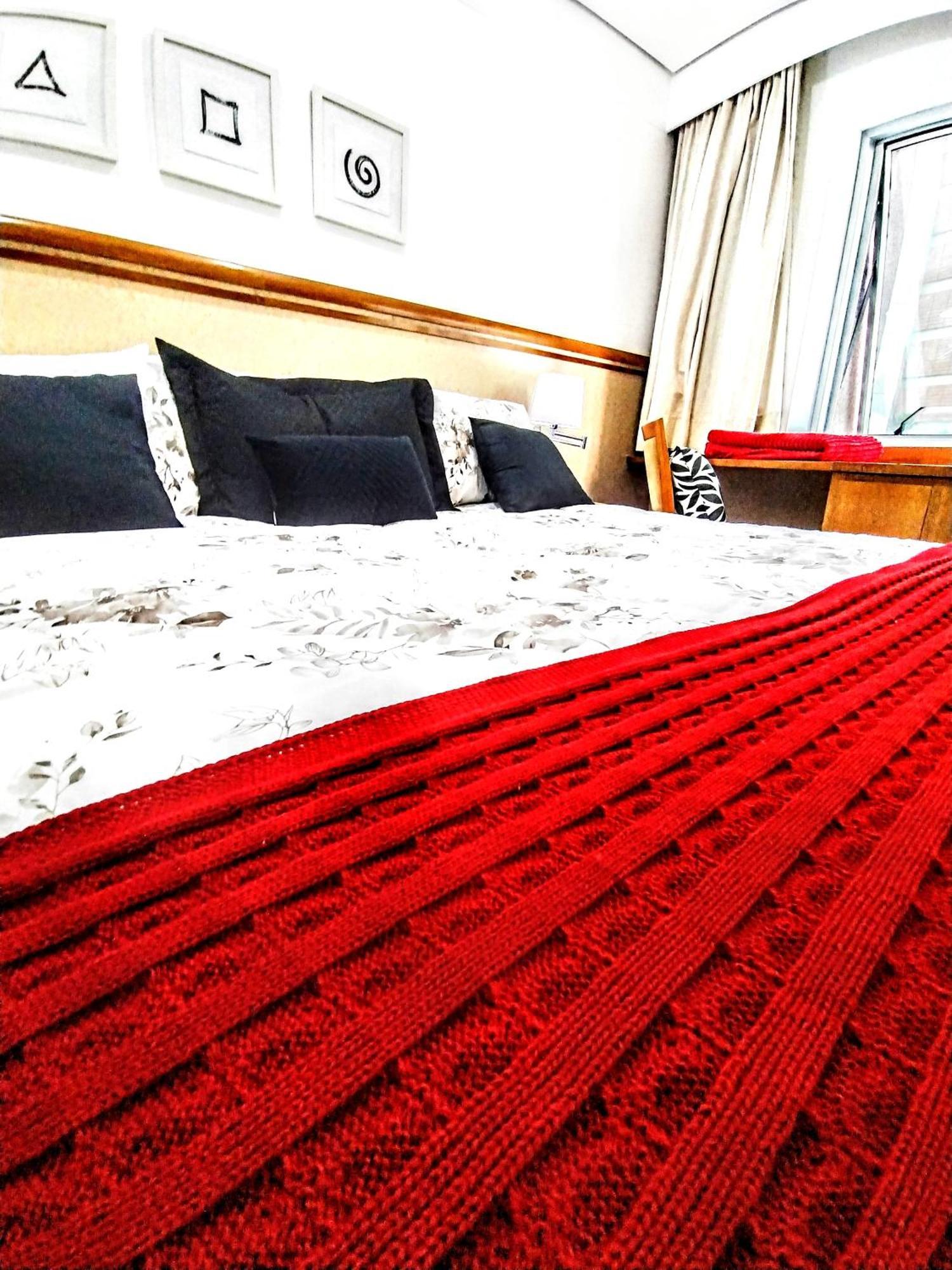 Radisson Vila Olimpia Sao Paulo酒店 外观 照片 A bed with a red throw